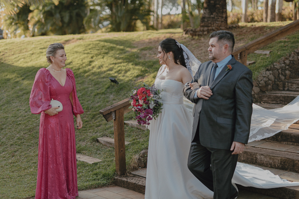 Noiva encontrando sua mãe para sua entrada