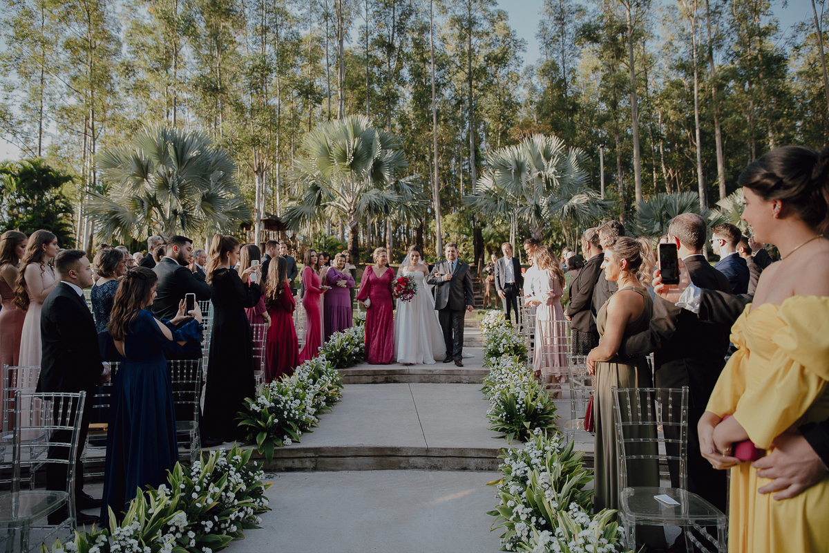 Entrada da noiva com seus pais em casamento externo