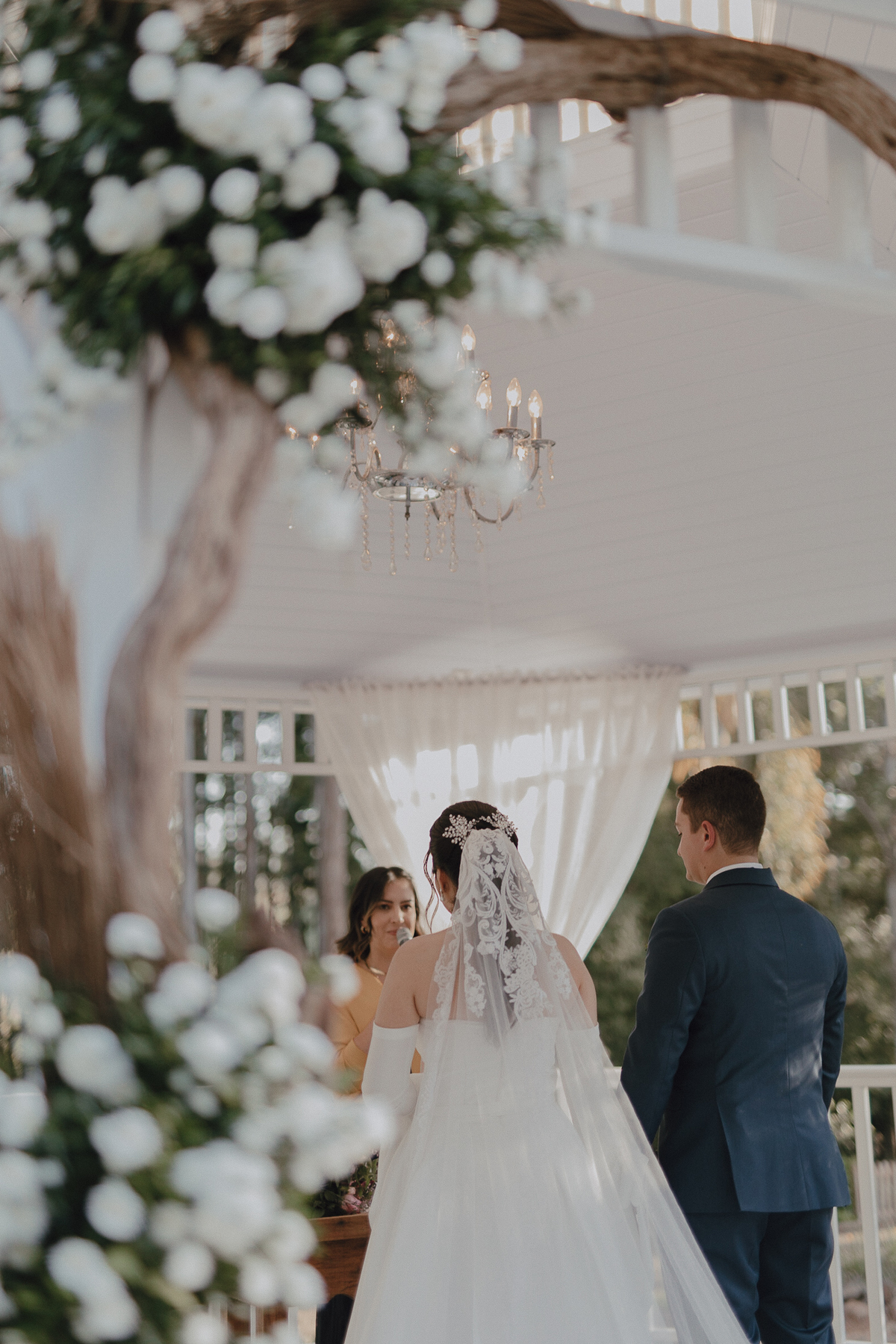 Noivos em casamento externo