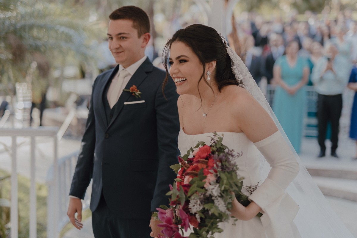 Novos felizes em casamento ao ar livre