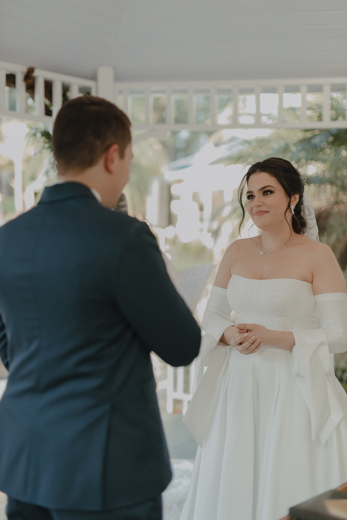 Noivo lendo seus votos no casamento de dia