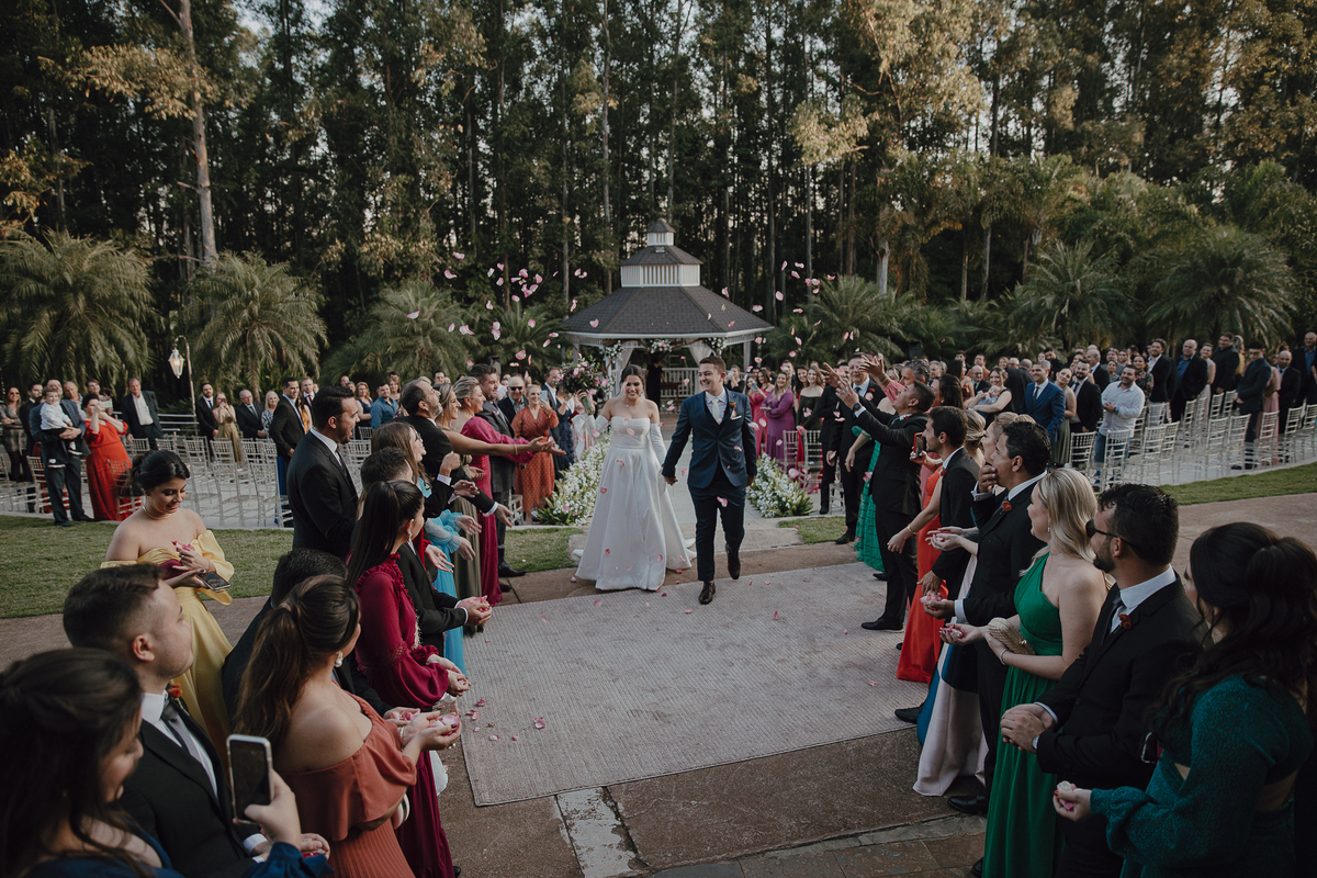 Saída dos noivos com pétalas de rosa no Eden Garden Maringá