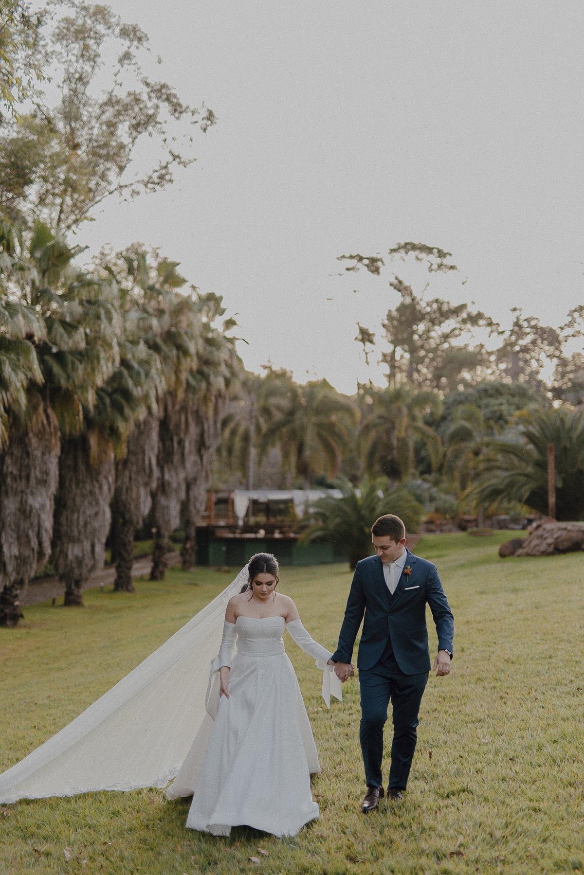Casal caminhando pós cerimonia