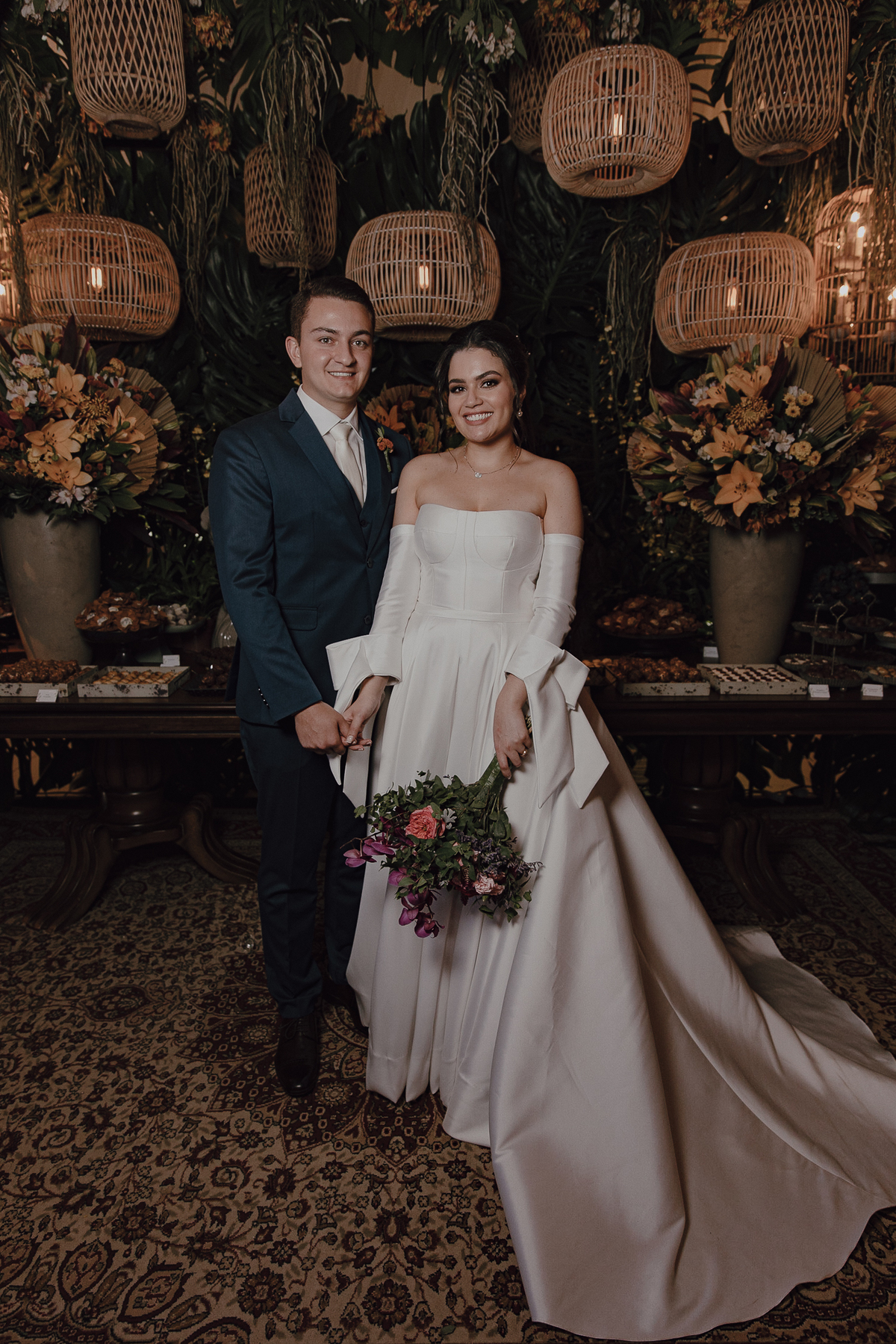 Foto dos noivos na mesa dos doces 