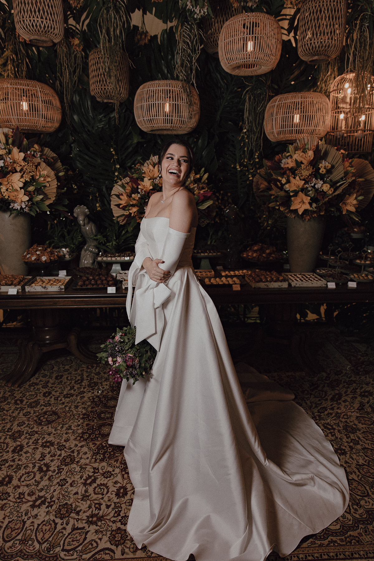 Inspiração de foto de noiva na mesa dos doces