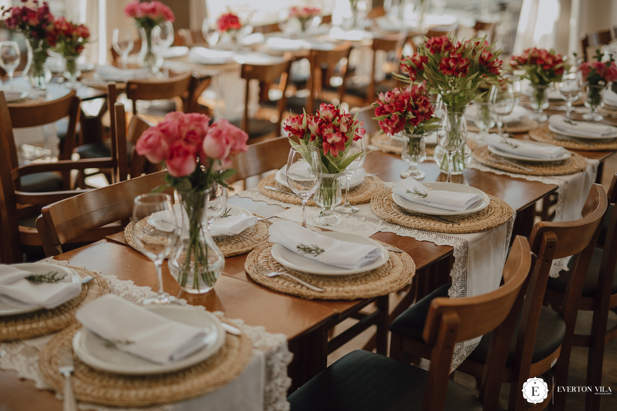 Mesa dos convidados decorado com flores em tons de rosa