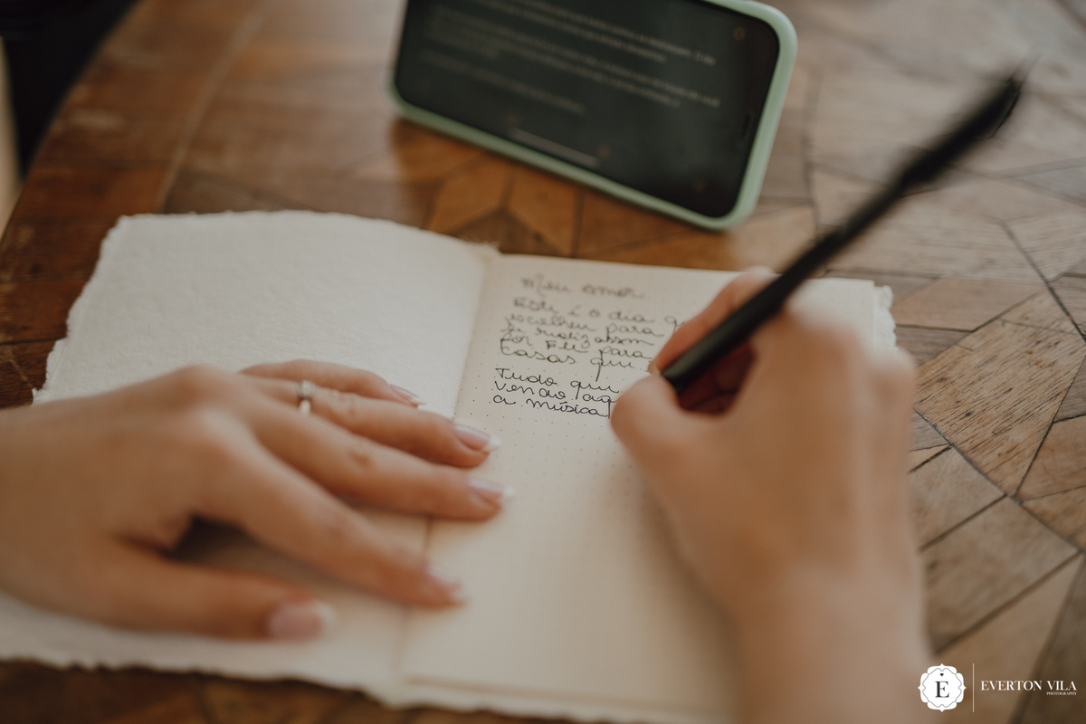 Noiva escrevendo seus votos no making off