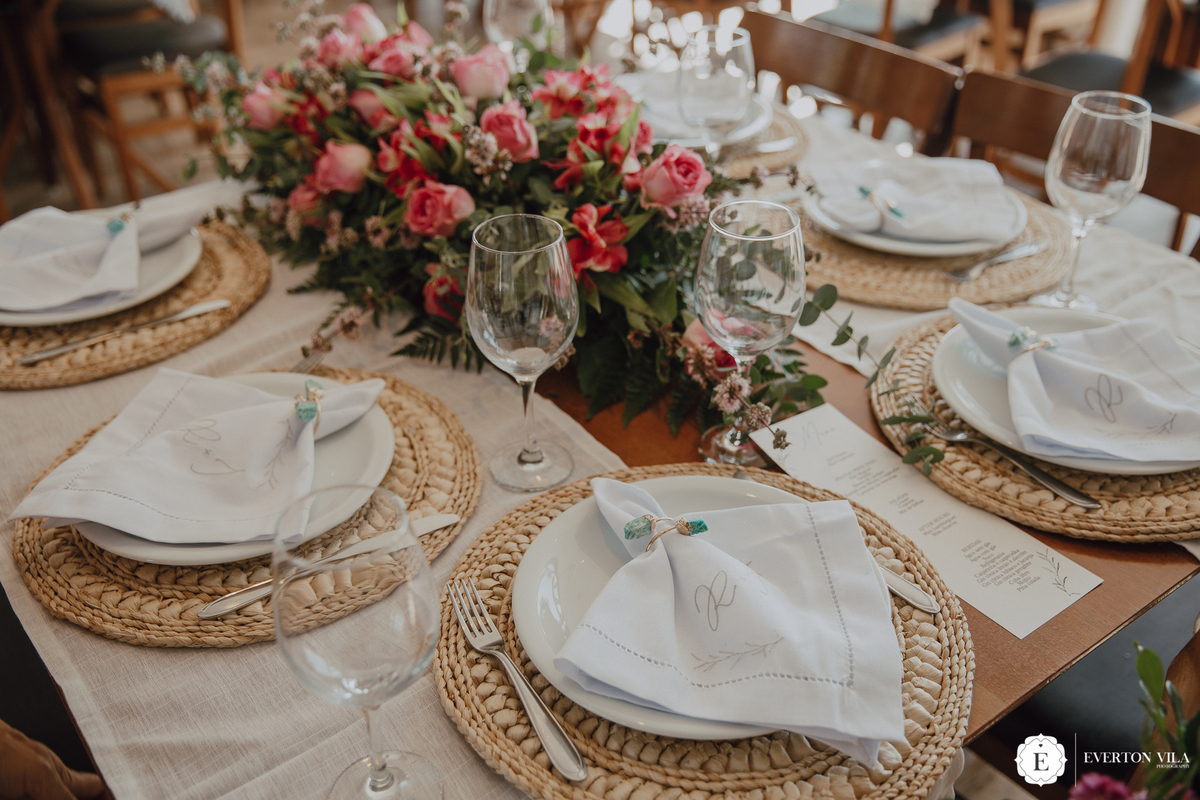 Mesa dos convidados com guardanapos personalizados