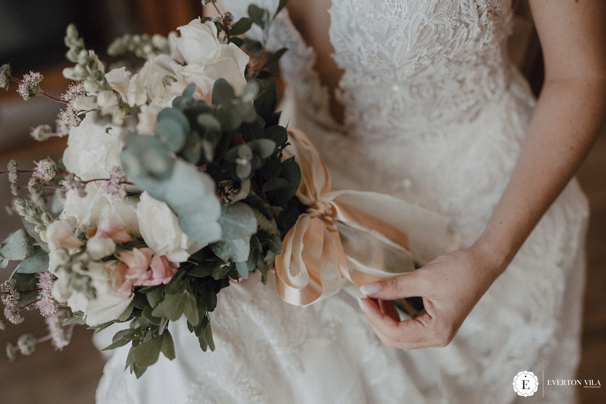 Buque da noiva em tons claros e delicado