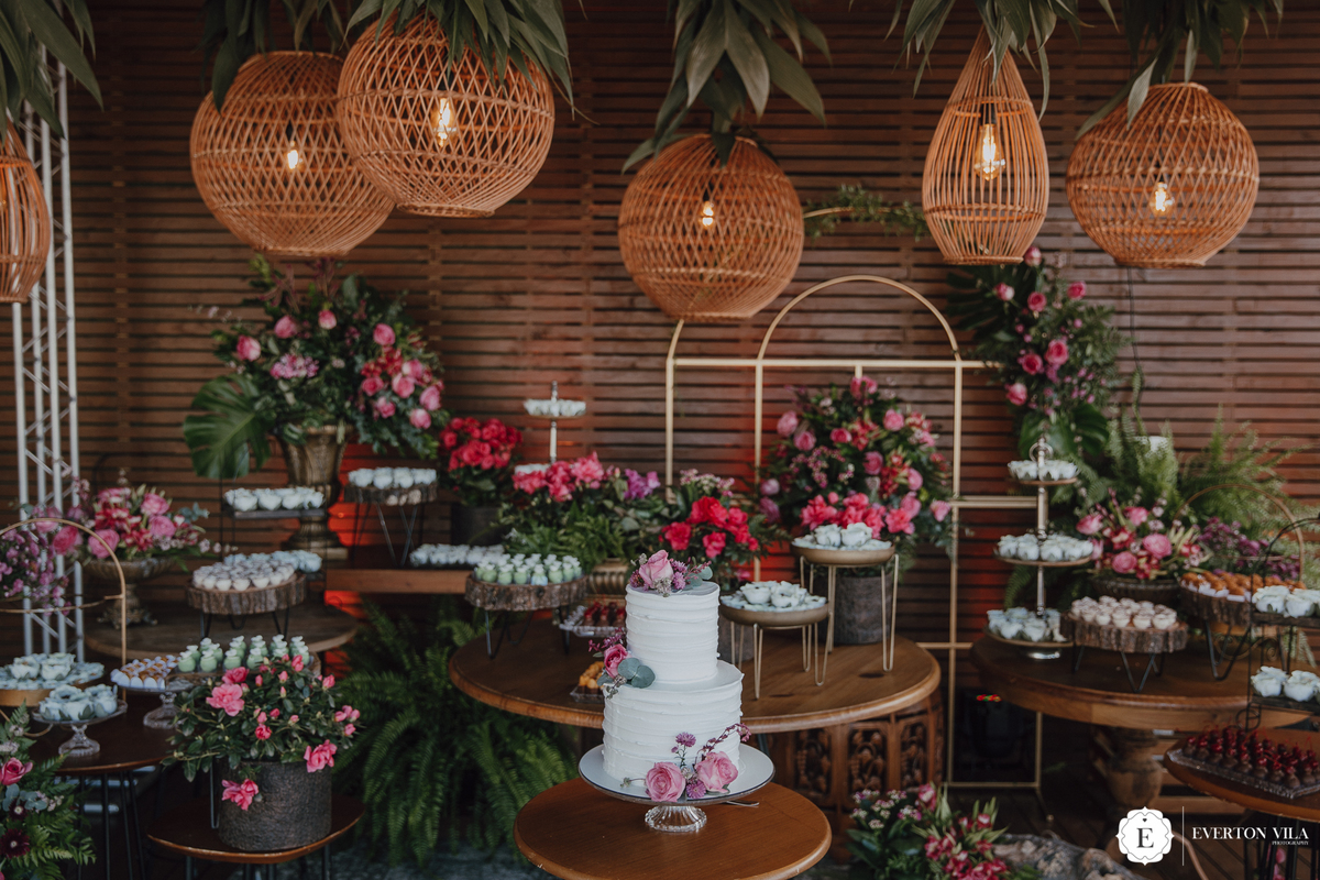 Inspiração de decoração despojada em tons de rosa para casamento na praia