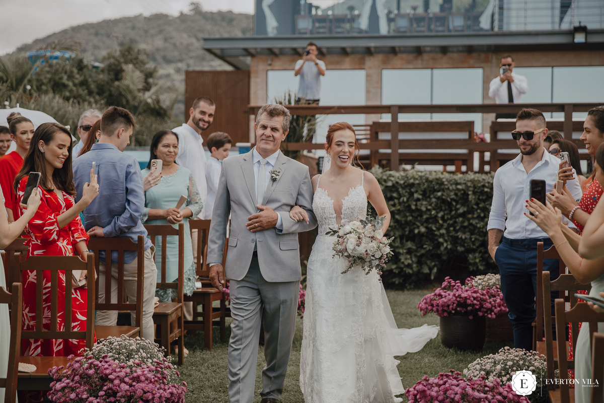 Entrada da noiva em casamento no hotel na praia do estaleirinho 