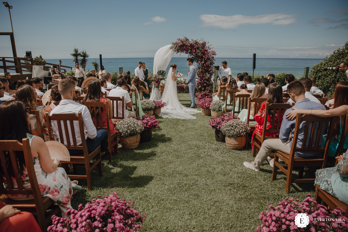 Troca de votos em cerimonia ao ar livre