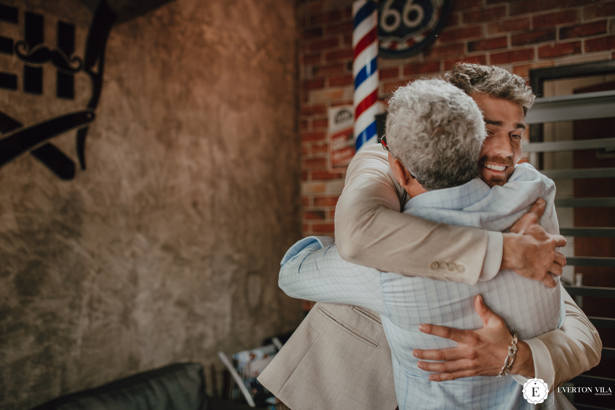 Abraço pai e filho em making off do noivo 