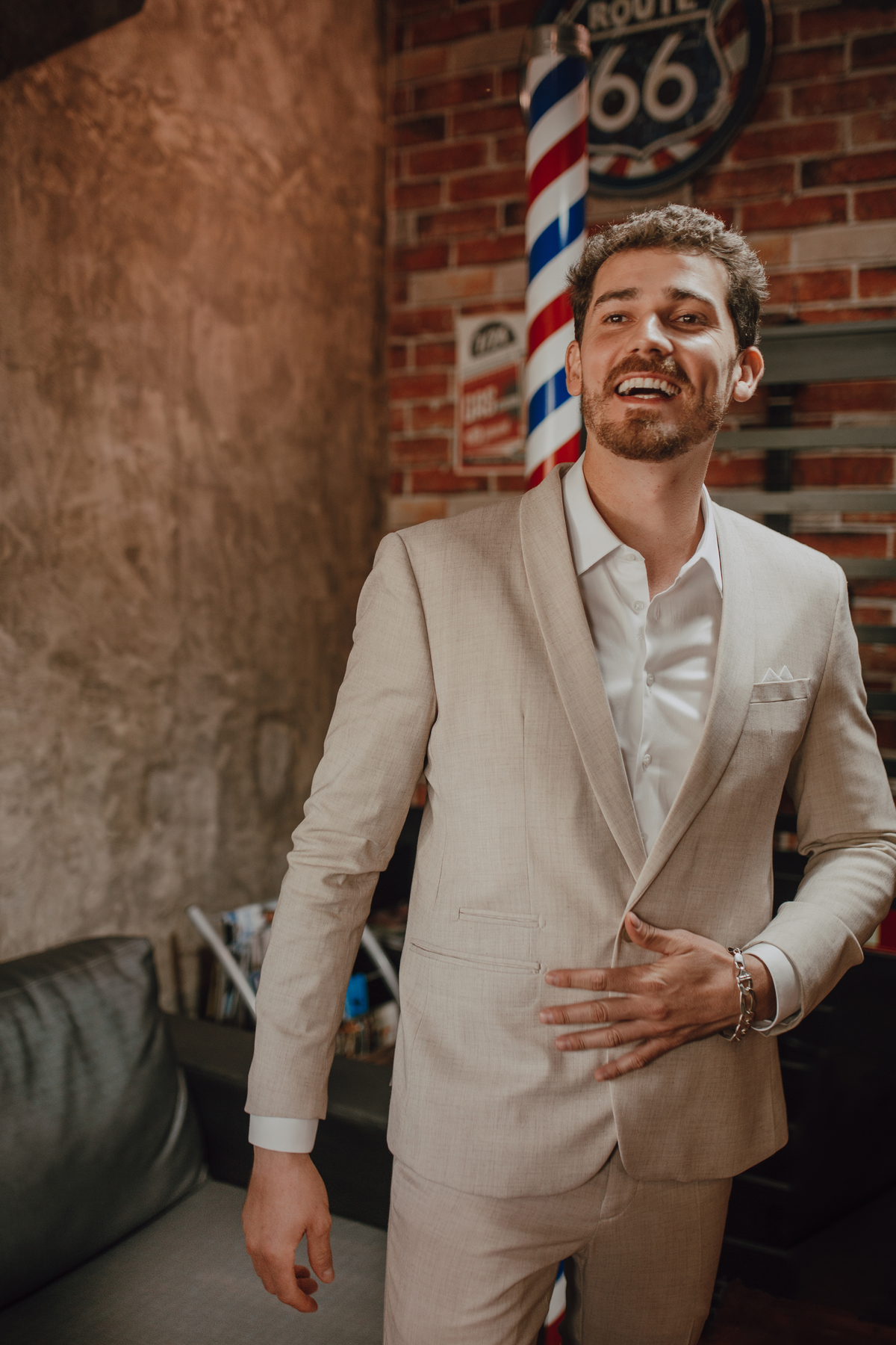 inspiração de Noivo com terno bege 