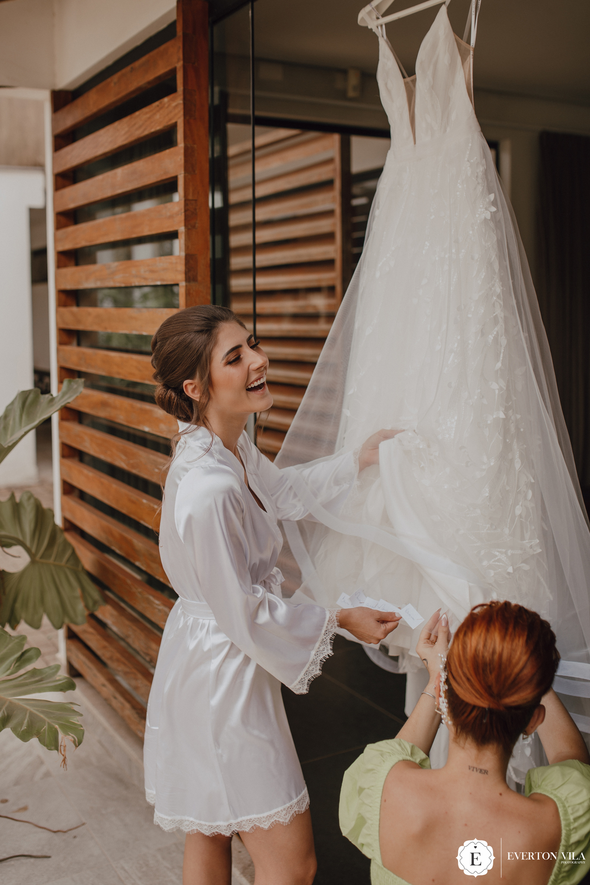 Noiva colocando nome das madrinhas na barra do vestido