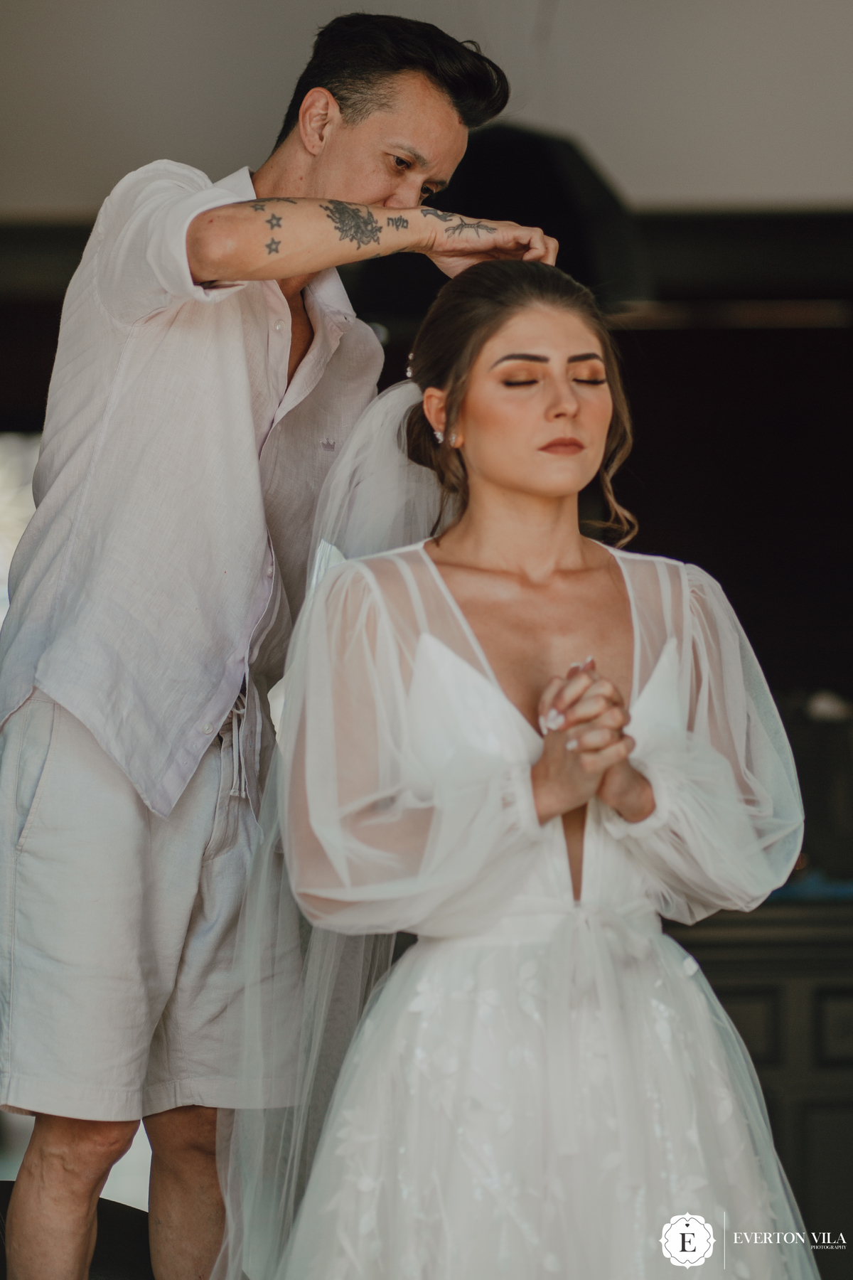 Noiva ajustando os últimos detalhes do seu penteado 