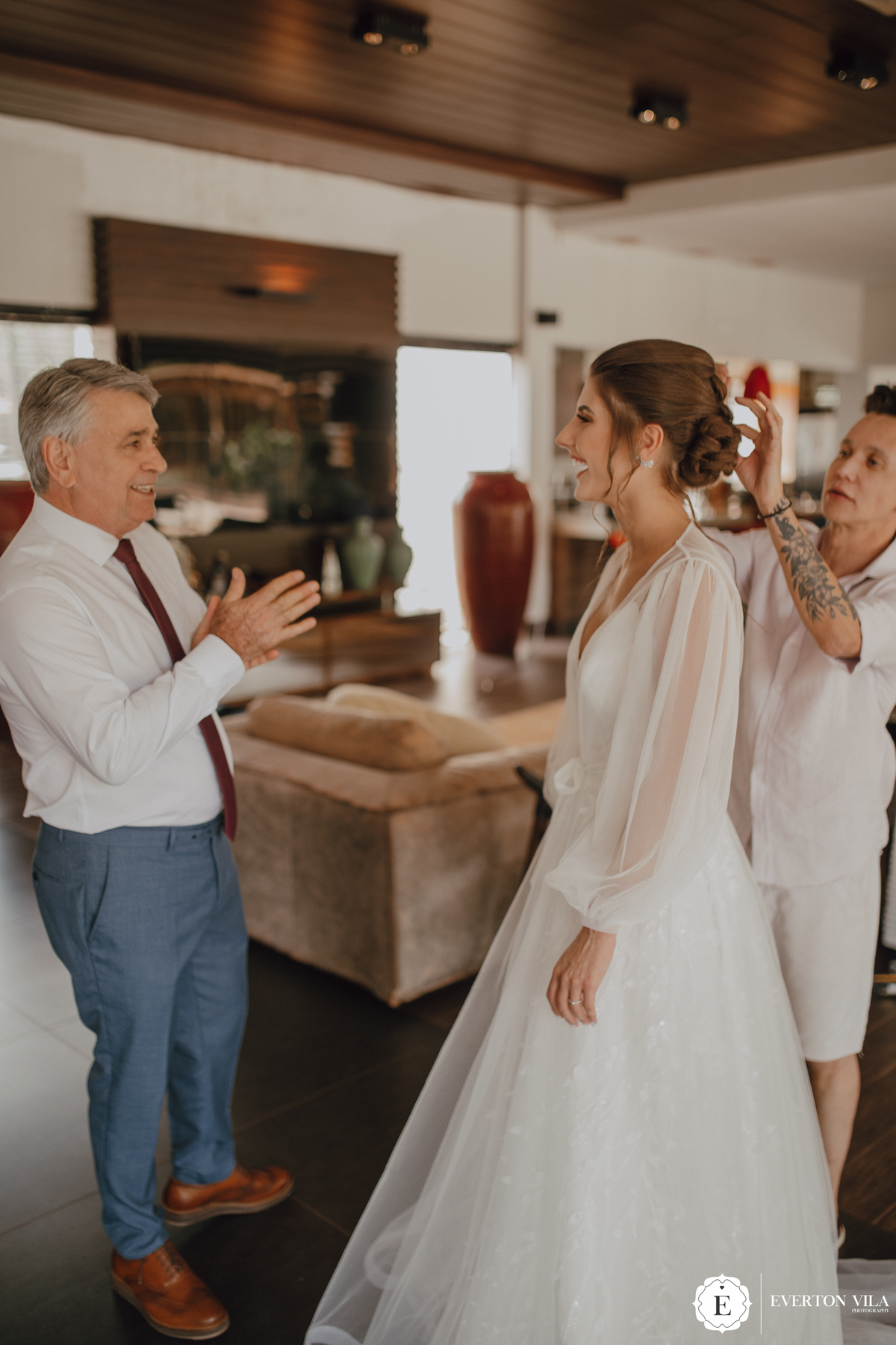 Pai da noiva se encontrado com sua filha arrumada para casar 