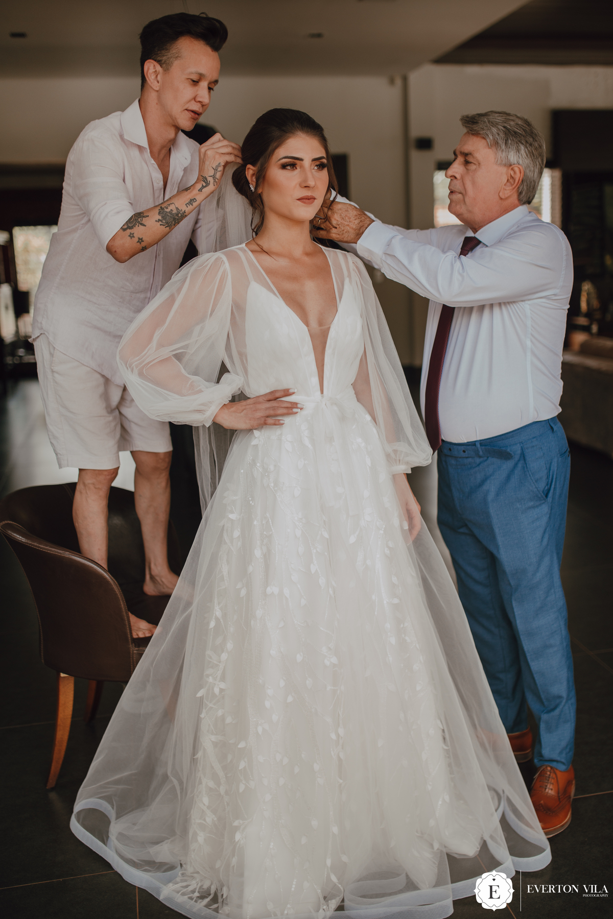 Pai da noiva ajudando ela se arrumar 