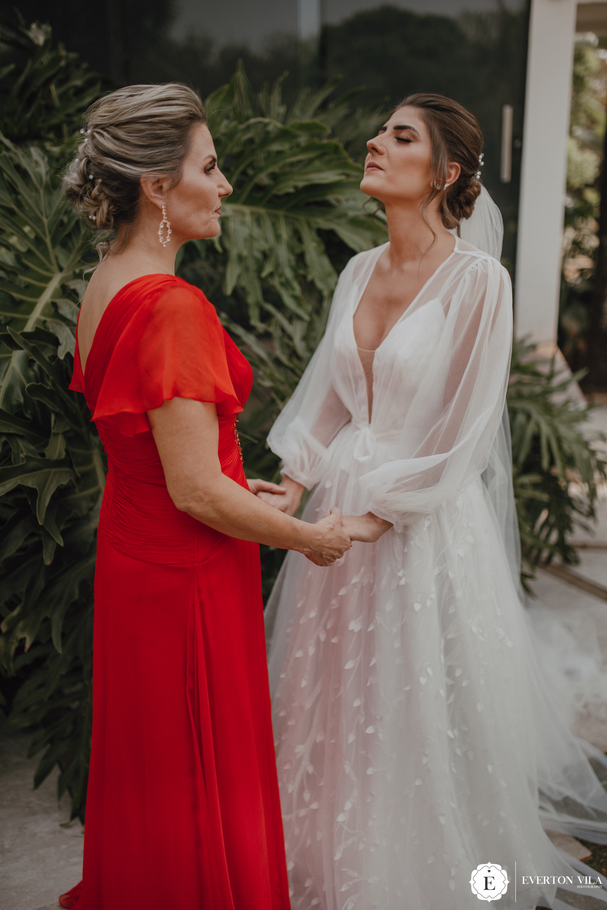 Noiva emocionada com a sua mãe antes da cerimonia de casamento 