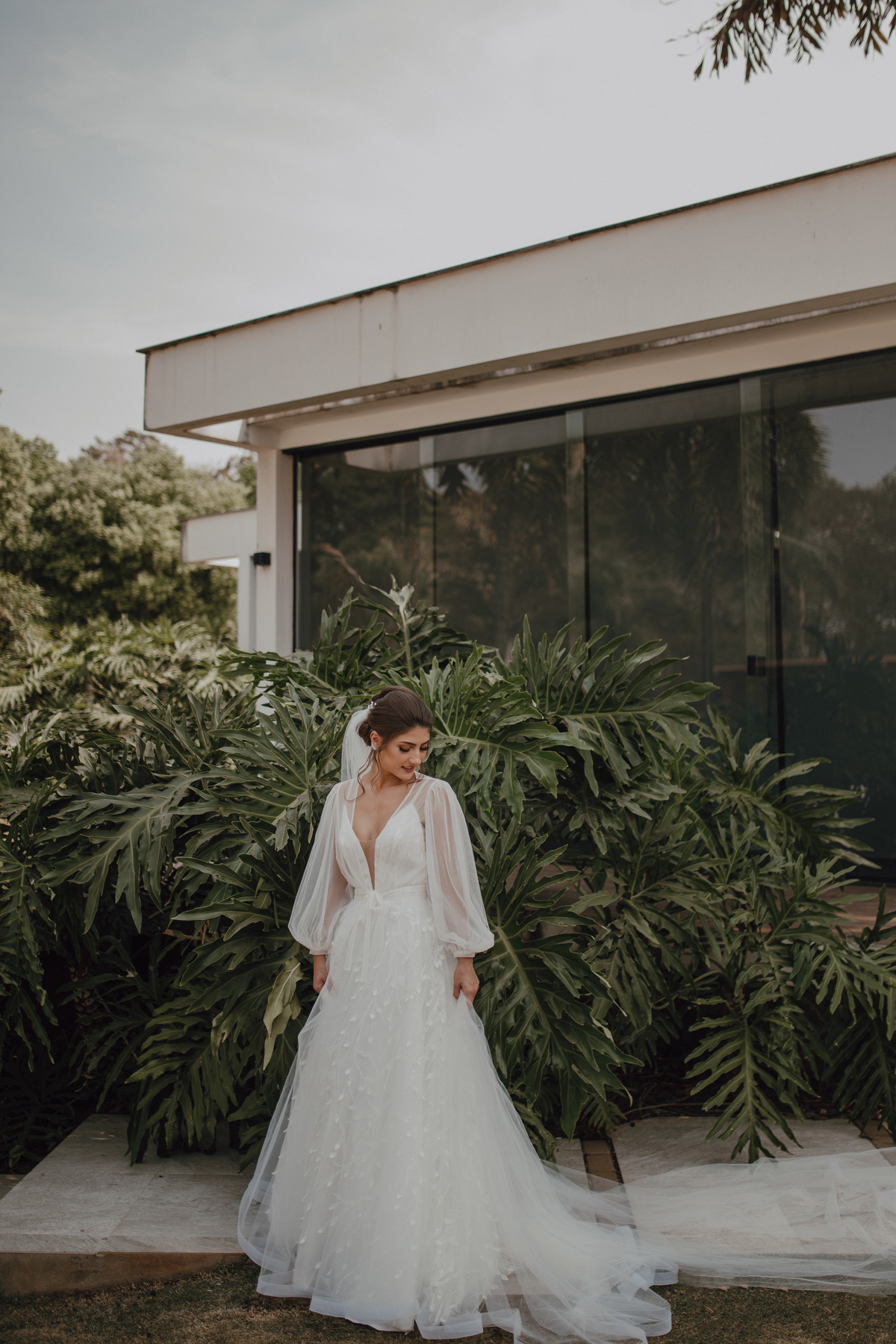 Noiva linda com vestido de mangas em tule e bordados 