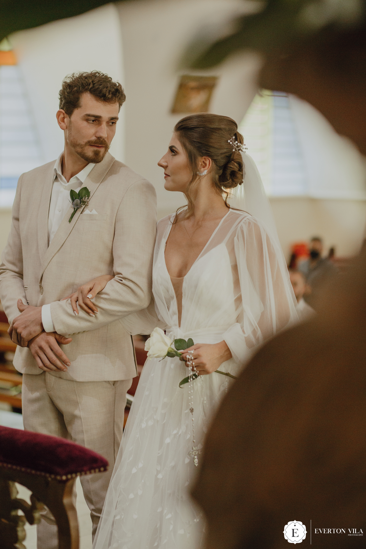 Troca de olhares dos noivos em casamento na igreja 