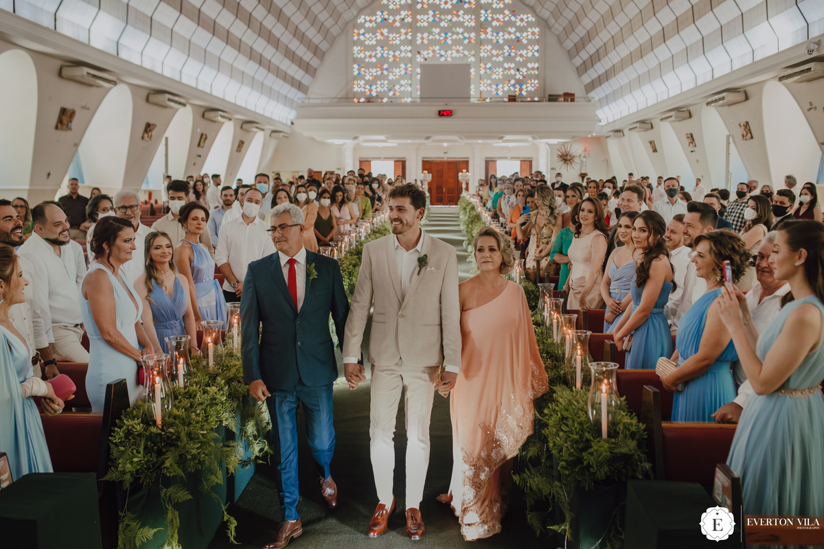 Entrada do noiva na igreja com seus pais 