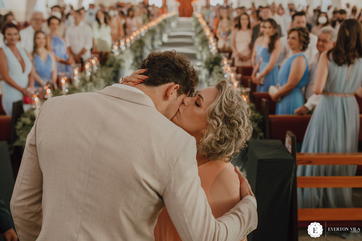 Abraço da mãe do noiva após sua entrada na igreja 