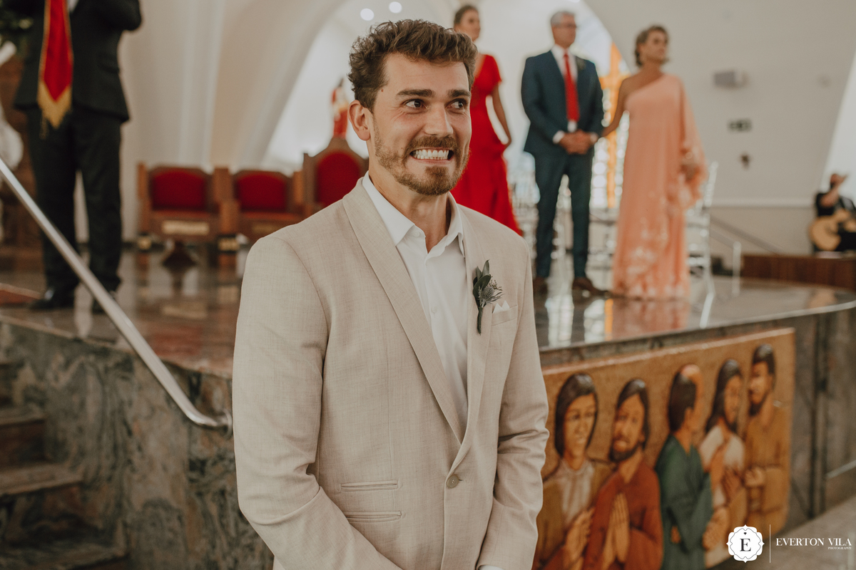 Reação engraçado do noiva a espera da sua futura esposa