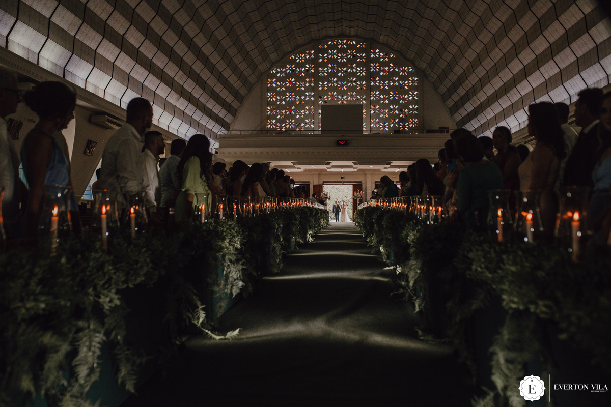 Entrada da noiva na igreja 