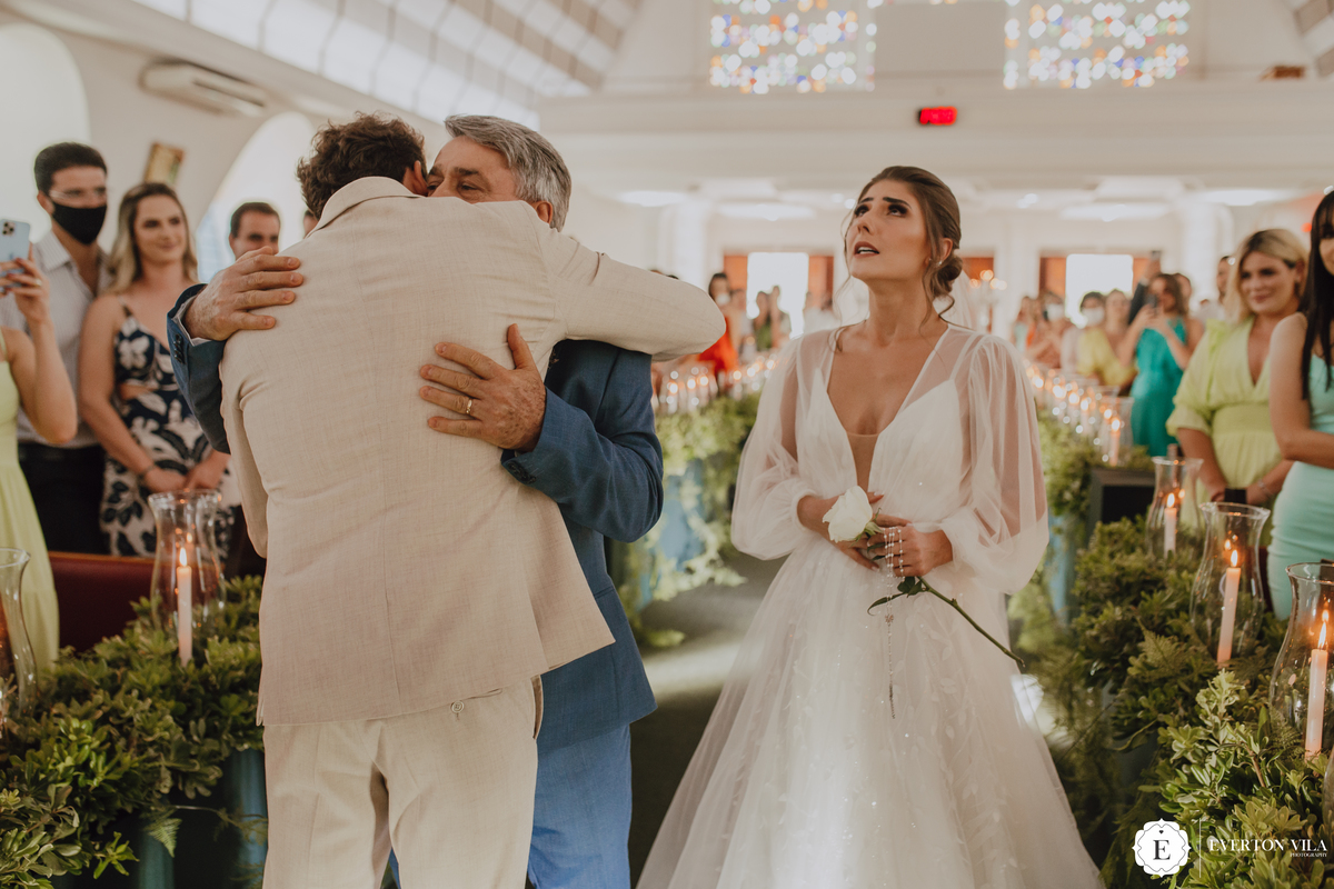 Encontro emocionante da noiva em sua entrada na igreja 