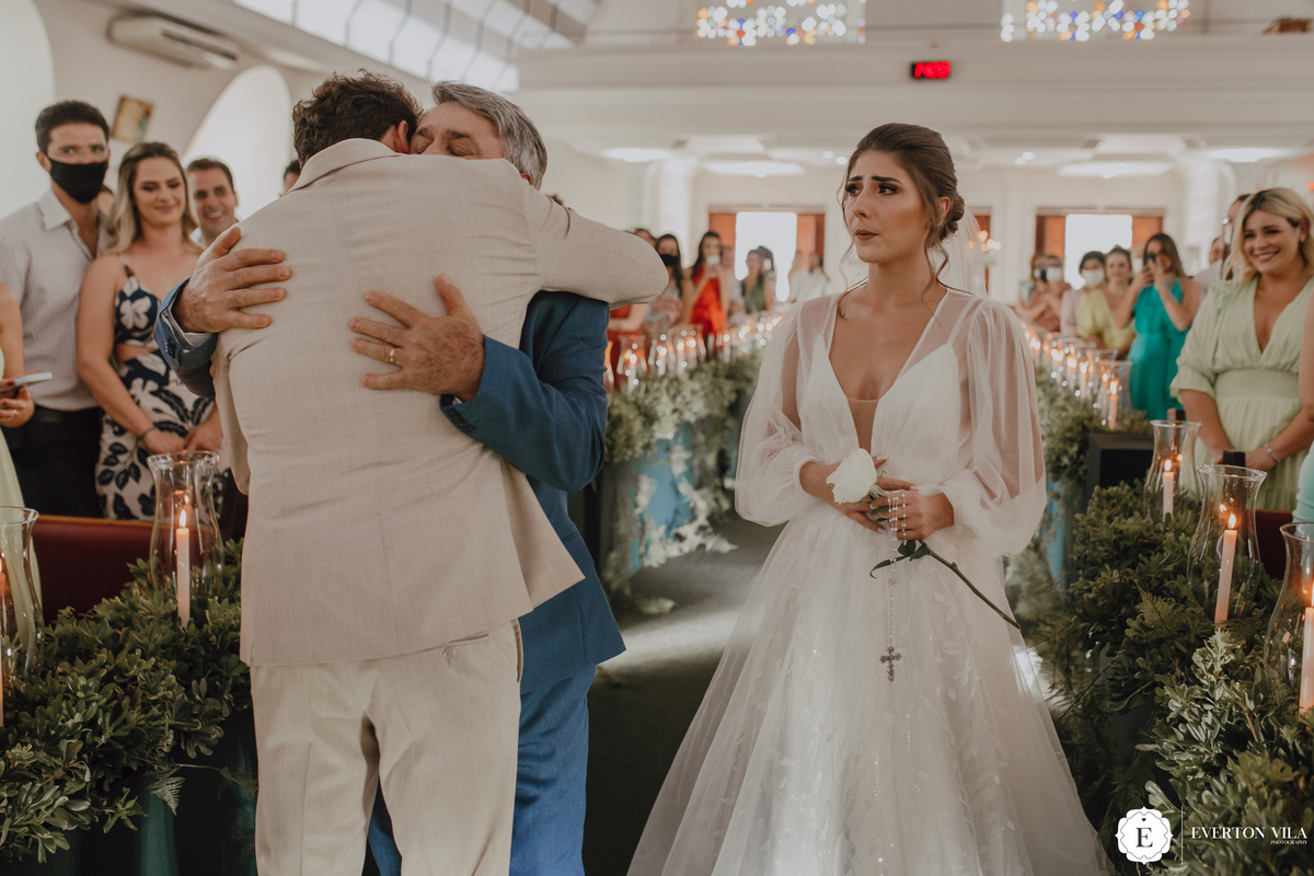 Encontro emocionante da noiva em sua entrada na igreja 