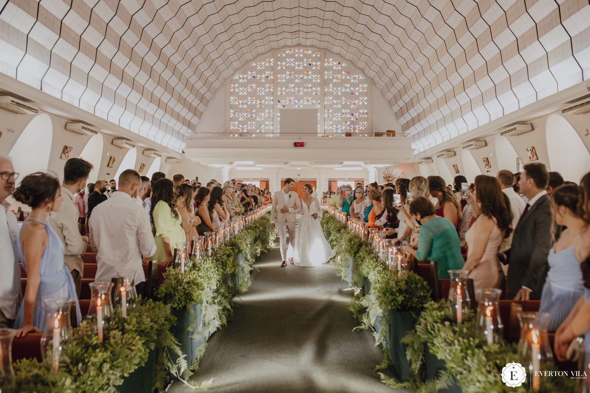 Noivos caminhando até o altar 