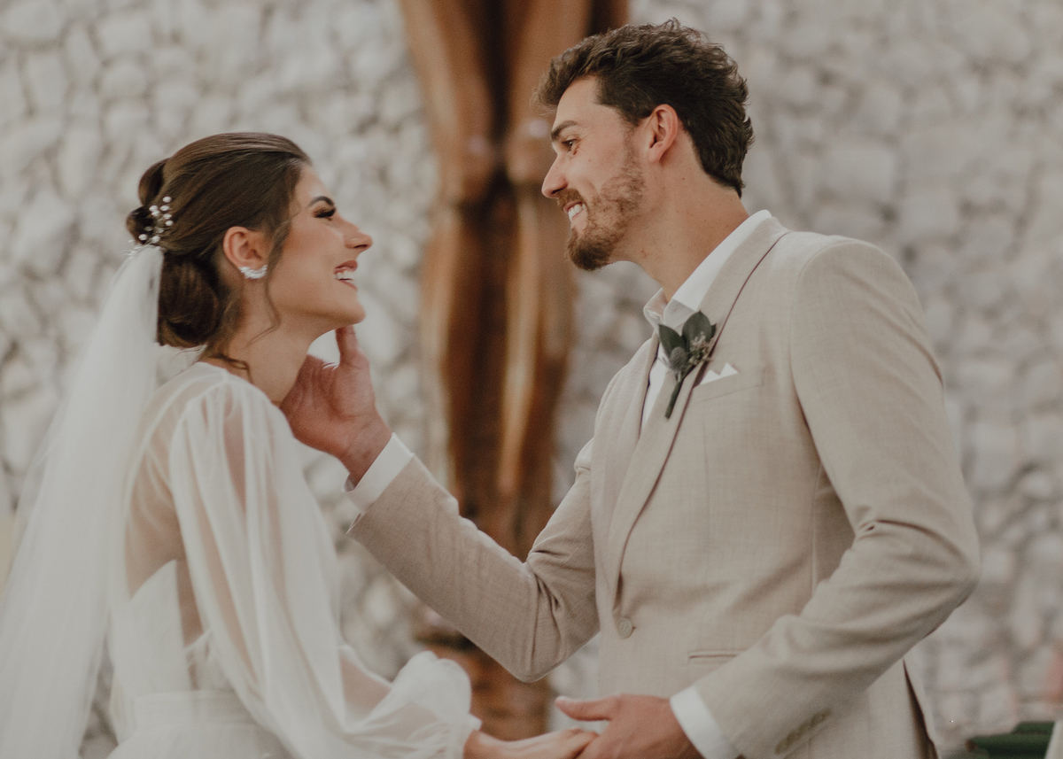 Noivos sorrindo em casamento na igreja 