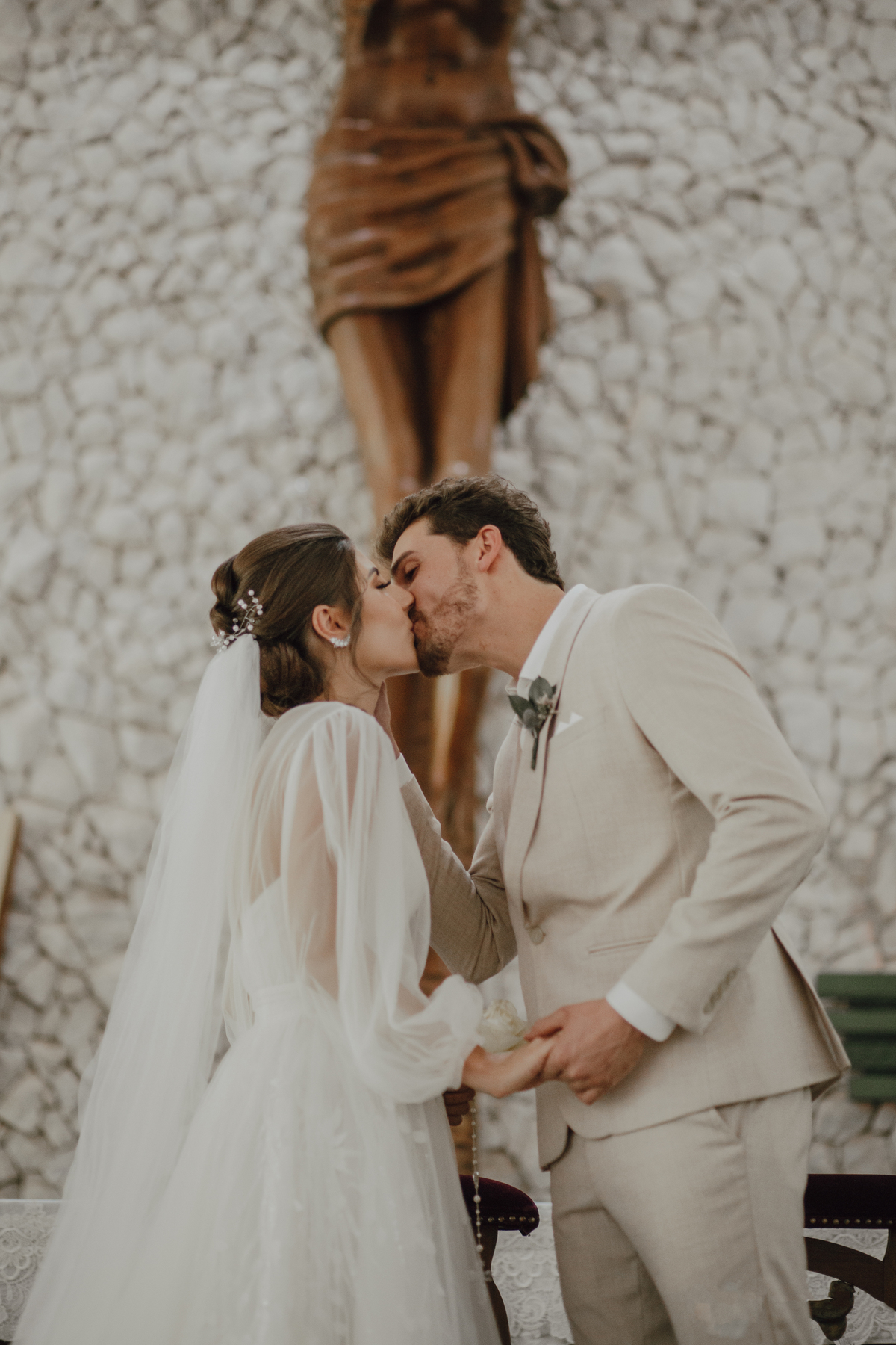Beijo dos noivos em casamento na igreja 
