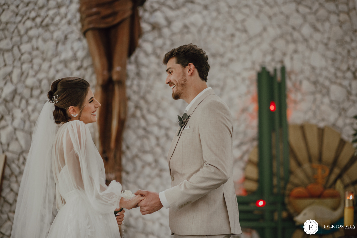 Noivos sorrindo em casamento na igreja 