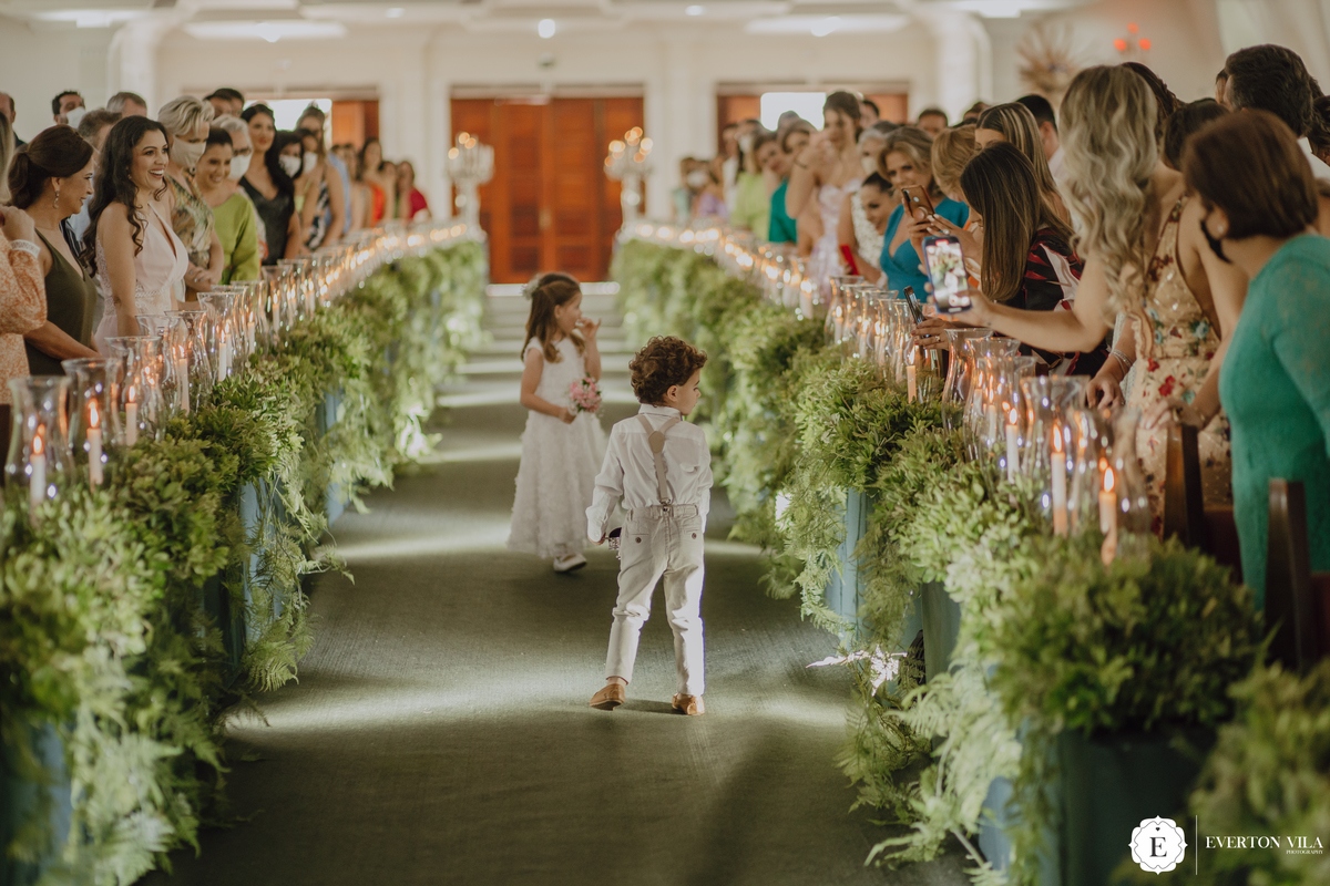 Casal de pagem das alianças em casamento na igreja 