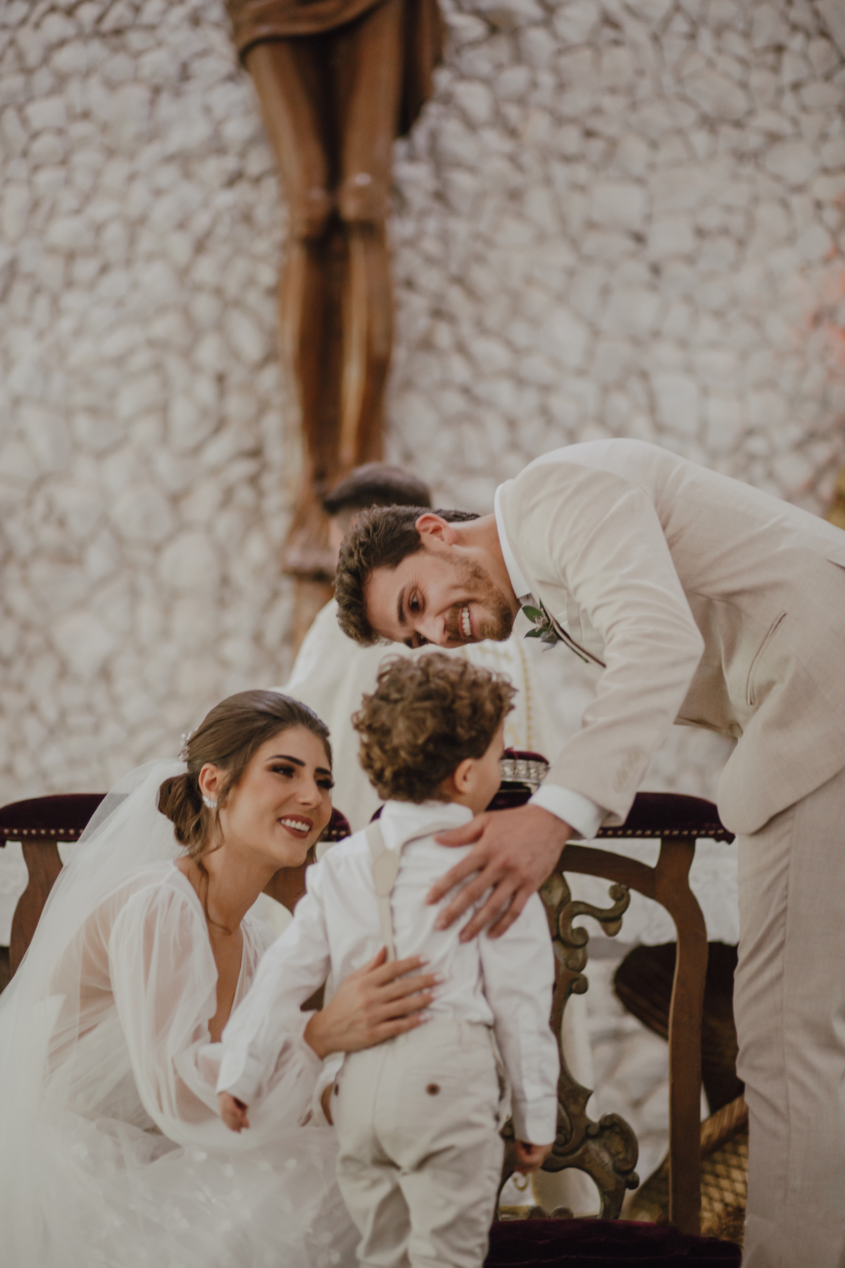 Noivos recebendo o pajem 