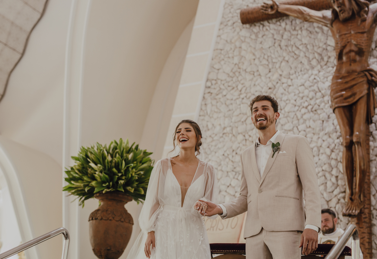 Noivos na espera do pajem para entrada das alianças