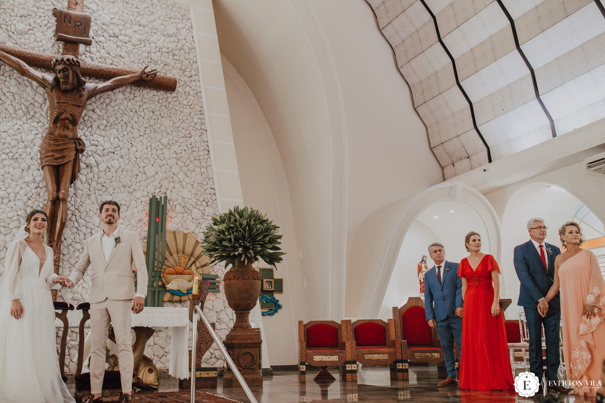 Noivos na espera do pajem para entrada das alianças