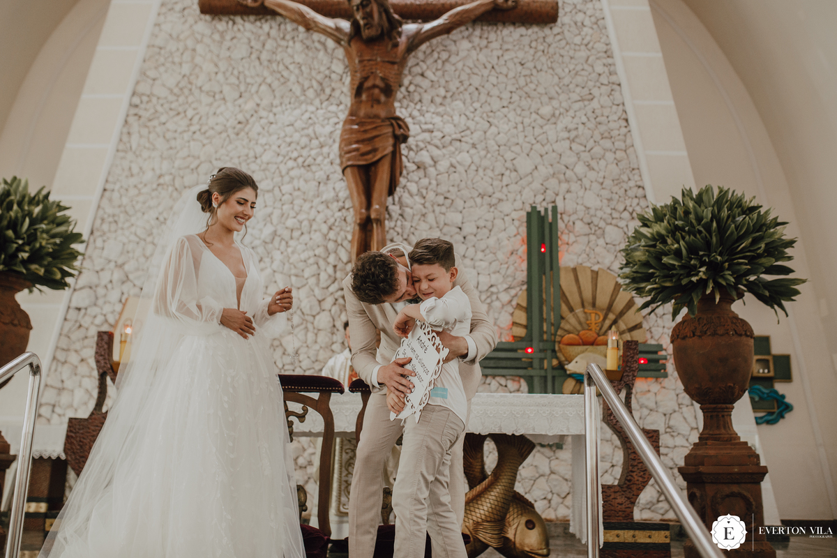 Noivos recebendo o pajem 