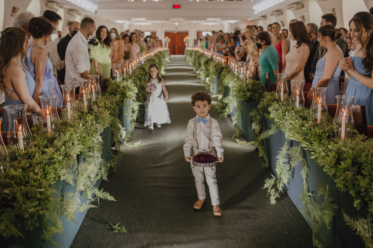 Casal de pagem das alianças em casamento na igreja 