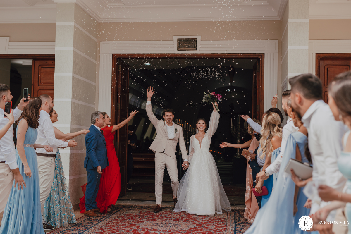 Saída dos noivos com chuva de arroz 