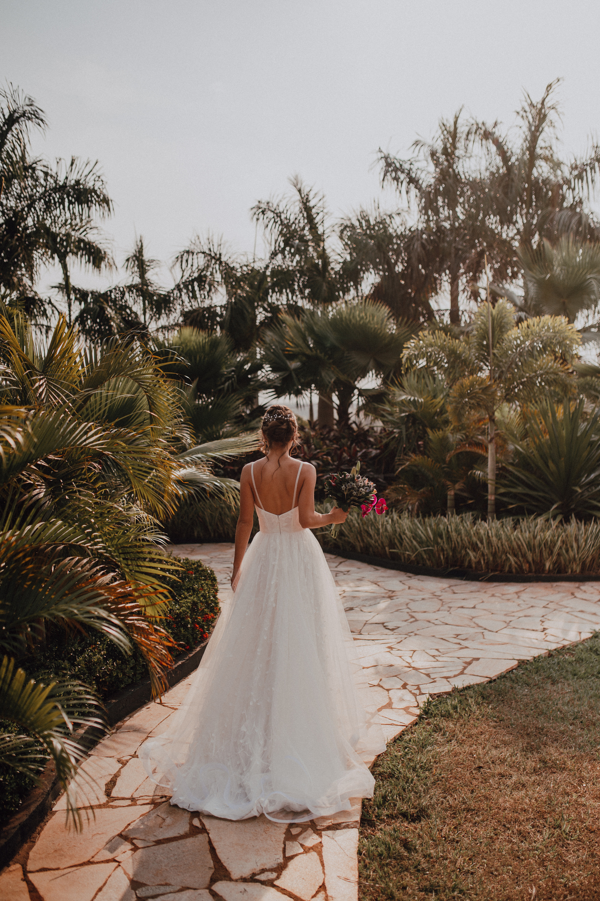 Inspiração de fotos de noiva caminhando