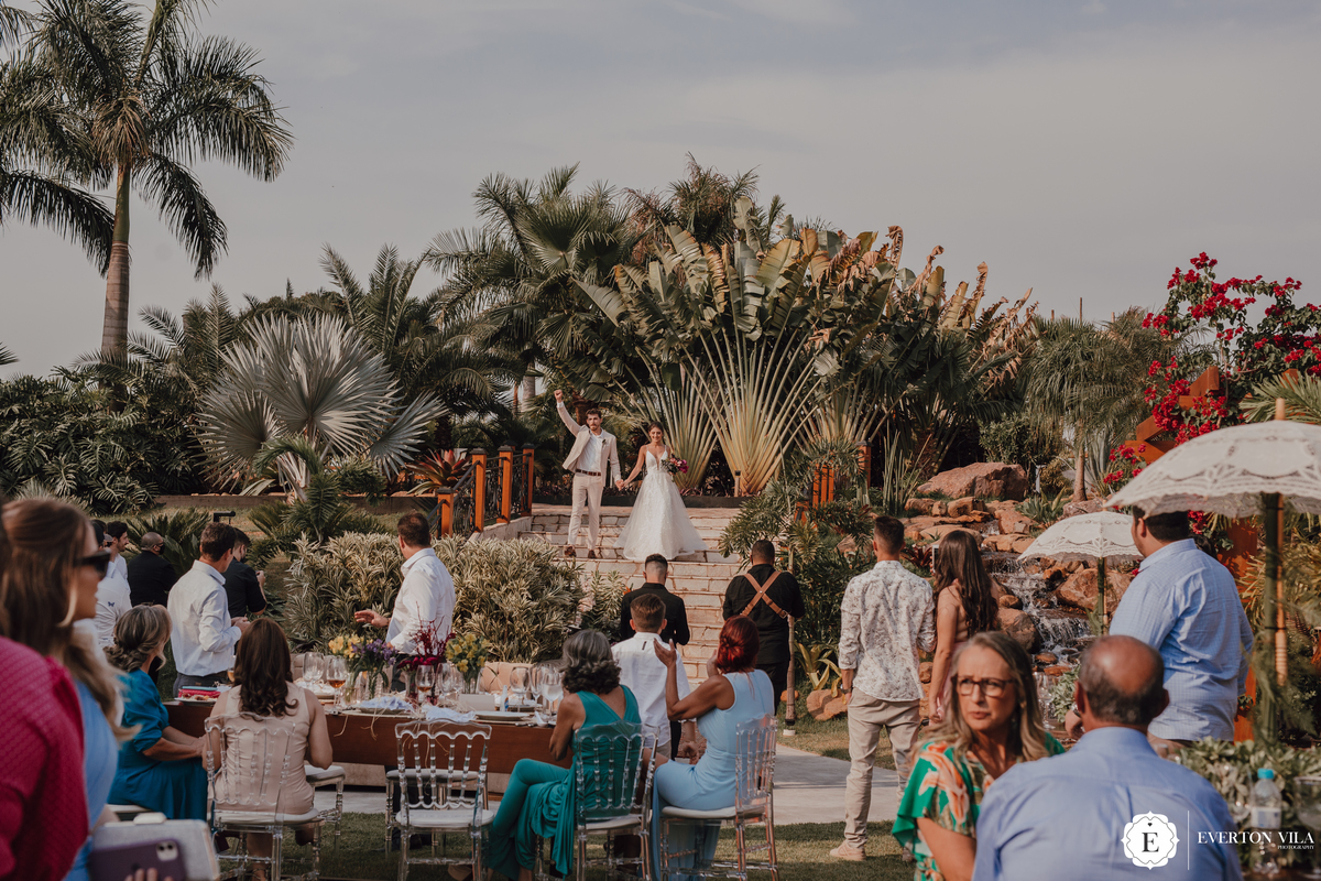 Noivos chegando na festa de casamento 