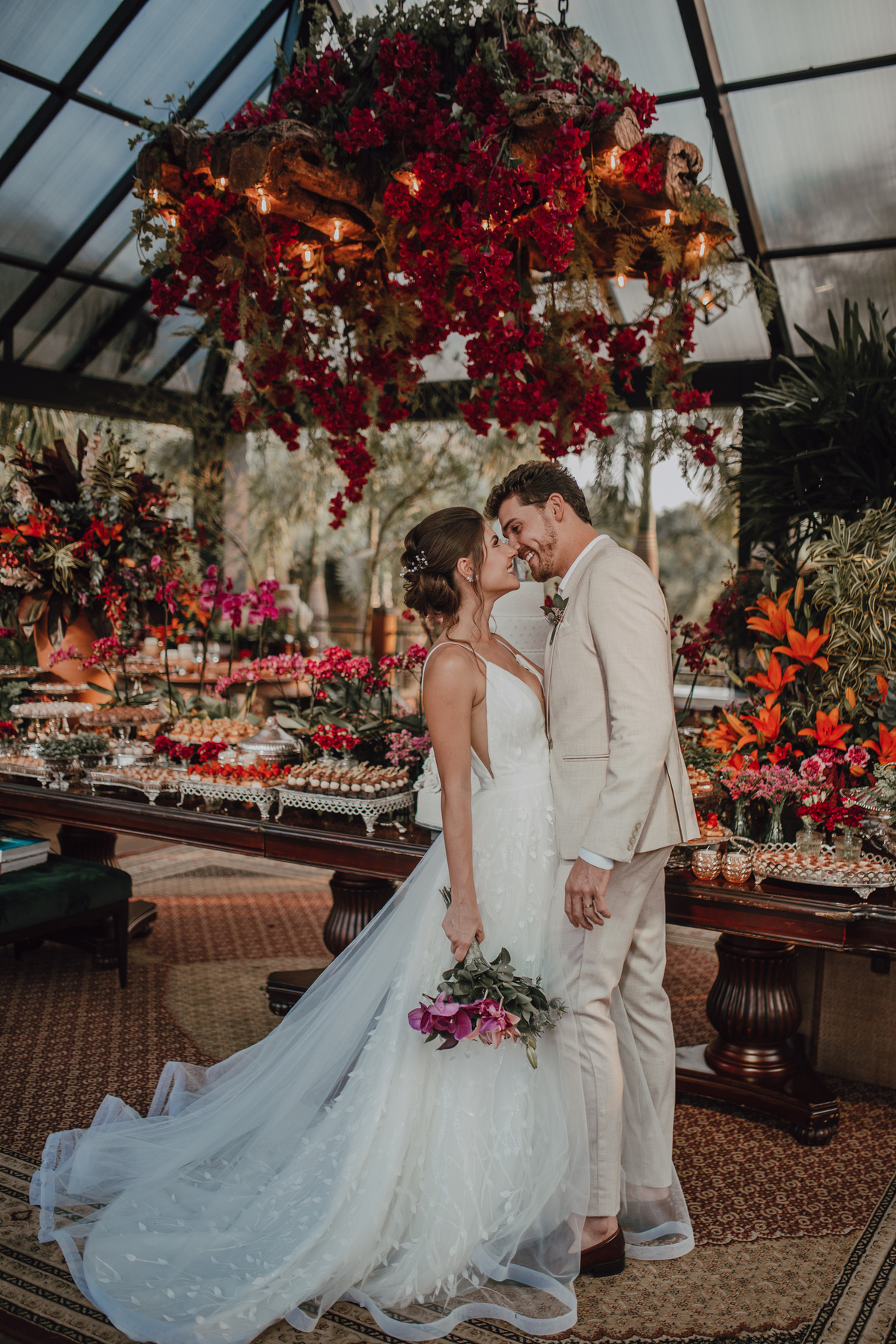 Foto dos noivos na mesa de doces 