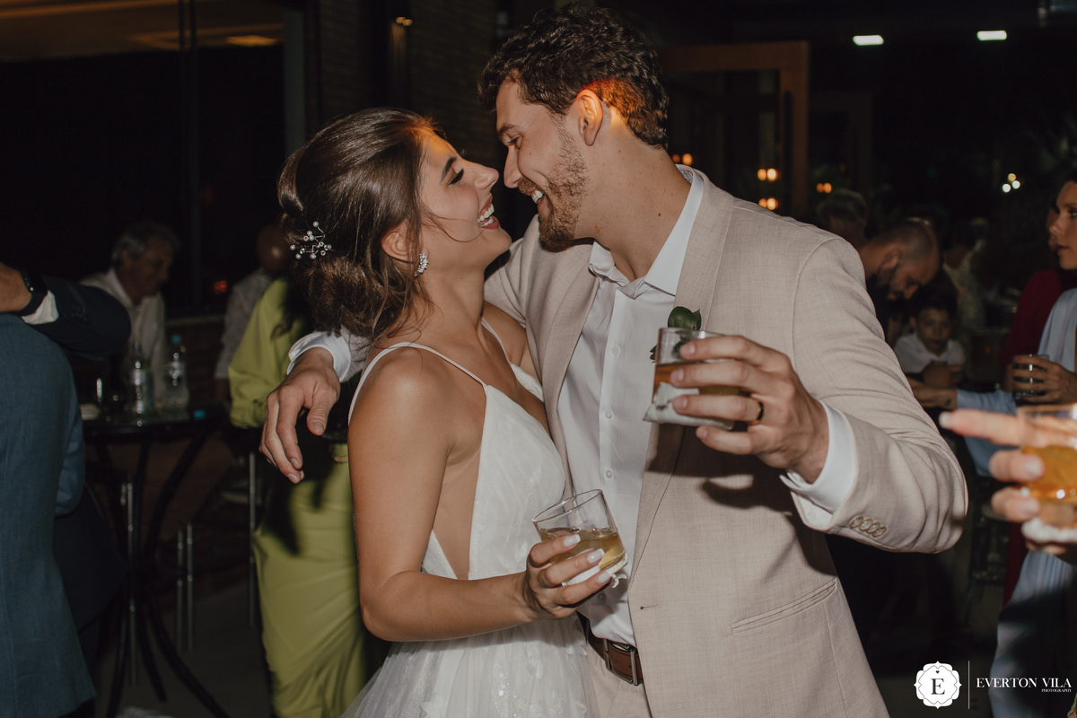 Noivos se divertindo em festa de casamento 