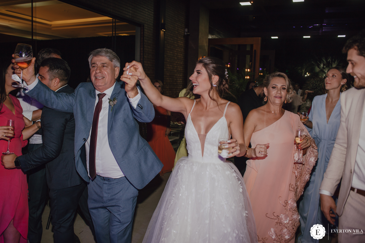 Noiva curtinho a festa ao lado do seu sogro 