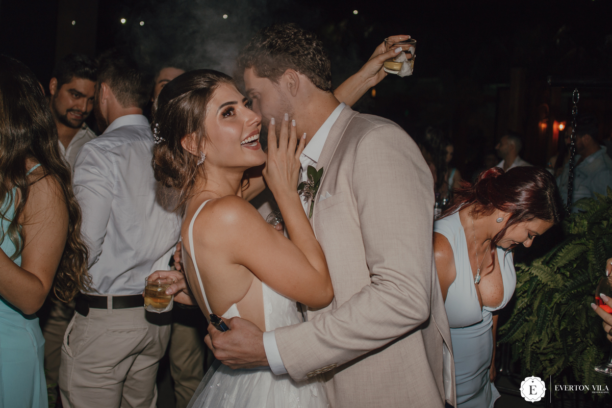Noivos curtinho a festa de casamento