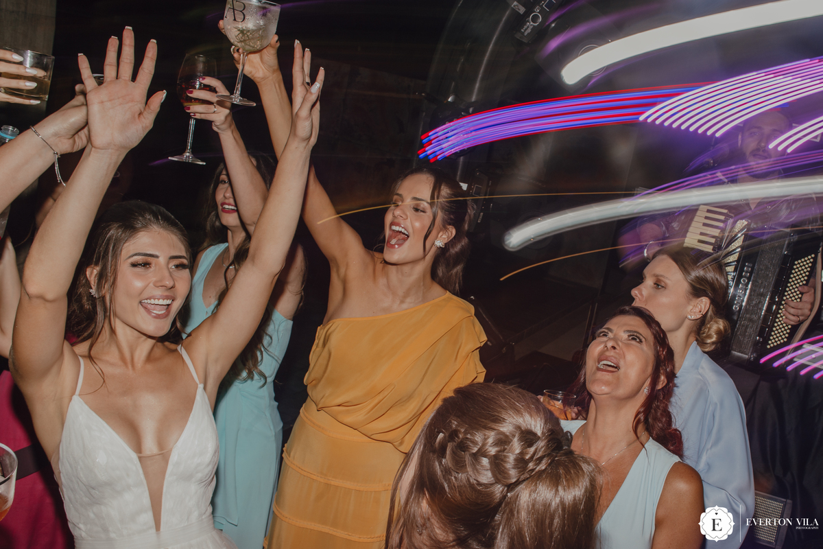 Noiva se divertindo em festa de casamento 