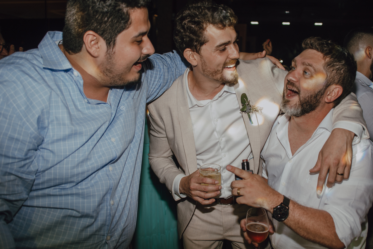 Noivo se divertindo em festa de casamento 